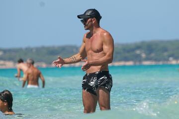 El entrenador del Atlético de Madrid se está tomando unos días de merecido descanso con su familia en las playas de las Islas Baleares.