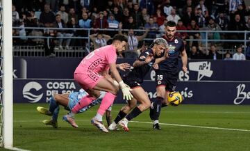 Jugada embarullada en el rea del Depor.
  
 