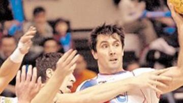 <b>A POR ÉL. </b>Mateo Garralda, que no convirtió ningún gol, asediado por los rivales.