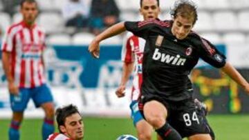 <b>FUNDAMENTAL. </b>Míchel, en la imagen realizando un corte defensivo ante el Milan, es indiscutible para Manuel Preciado.