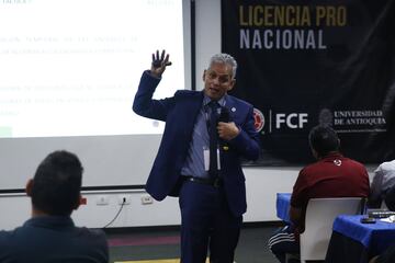 El DT vallecaucano también recibió un homenaje de la organización por su trayectoria en el fútbol nacional e internacional.