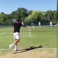 Wimbledon a la vuelta de la esquina y Federer a este nivel: contra dos y sucede esto...