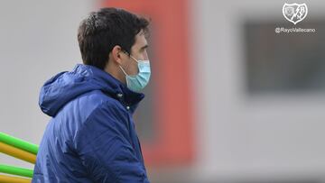 Iraola, llevando material durante una sesión.