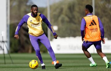 Rüdiger, ante Vinicius, en la última sesión antes de recibir al Sevilla este domingo.