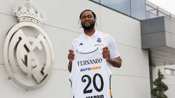Bruno Fernando posa con su nueva camiseta.