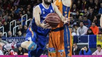 Marc Blanch intenta anotar, defendido por Lucic.