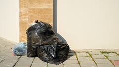 La Ley de Propiedad Horizontal lo confirma: si un vecino siempre deja la bolsa de basura en el pasillo, puedes apelar al artículo 9.1