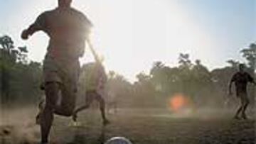 <b>FÚTBOL CONTRA LAS BOMBAS.</b> Un grupo de jóvenes juega un partido de fútbol en las afueras de Diwaniya, donde está el ejército español.