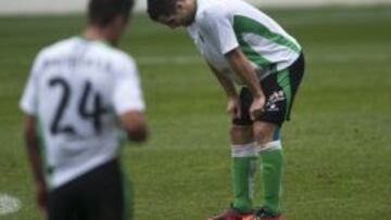 Los jugadores del Racing, desolados tras su derrota frente al Sabadell.