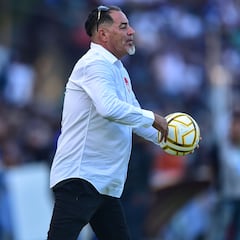 Paco Ramírez, pierde los estribos para intentar agredir a Norberto Scoponi, auxiliar de A. Morelia