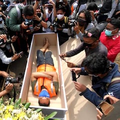 Ataúdes en Indonesia para los que no lleven mascarilla