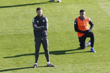 Xabi Alonso y Mbappé durante el entrenamiento a puertas abiertas del Real Madrid.