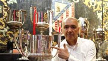 Pantic, en el museo del Atl&eacute;tico, con la Copa del Rey ganada en 1996.