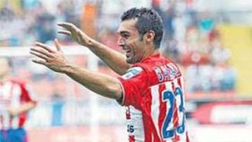 <b>GOLEADOR. </b>David Barral celebra el gol que marcó ayer de cabeza en El Molinón.