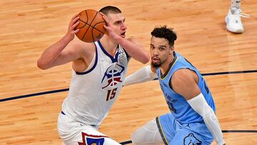 Nikola Jokic, ante Dillon Brooks durante el Denver Nuggets-Memphis Grizzlies.