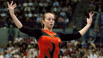 La gimnasta holandesa Verona van der Leur realiza un ejercicio de suelo durante una competici&oacute;n.