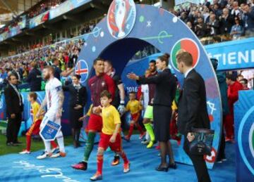 Cristiano Ronaldo y Aron Gunnarsson encabezan la salida al campo. 