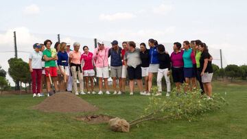 GRAF3493. BOADILLA DEL MONTE (MADRID), 26/09/2018.- Vista del homenaje a Celia Barqu&iacute;n, jugadora recientemente asesinada en Estados Unidos a los 22 a&ntilde;os, y Emma Villacieros, expresidenta de la Real Federaci&oacute;n Espa&ntilde;ola de Golf, que el Santander Golf Tour rinde hoy en Boadilla del Monte (Madrid), con motivo de la quinta prueba del torneo que se disputa este fin de semana. Como homenaje se plantaron dos robles que simbolizan la fortaleza para que ambas sean recordadas como &quot;las personas luchadoras que eran&quot;, asegur&oacute; la exgolfista Marta Figueras-Dotti embajadora de Santader Golf Tour. EFE/ Javier Lia&ntilde;o