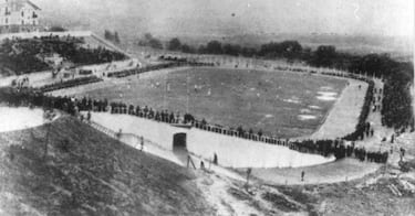El 15 de abril de 1950 el Atlético adquirió en propiedad el Stadium Metropolitano por 11.800.000 pesetas. Pertenecía al Patronato de Nuestra Señora del Loreto desde 1942 y estaba allí en alquiler. En 1954 fue reinaugurado y su aforo subió hasta los 50.000 espectadores. Había sido inaugurado el 13 de mayo de 1923. En el palco de honor estuvieron la reina María Cristina, la infanta Isabel y los infantes Juan, Jaime y Gonzalo junto al presidente del Athletic de Madrid, Julián Ruete. Su último partido fue el 7 de mayo de 1966: Atlético-Athletic de Copa. El último gol fue de Cardona.