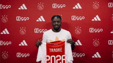 Bertrand Traoré posa con la camiseta del Ajax.
