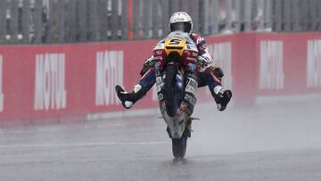 Fenati ganando en Motegi.