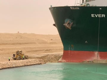   El buque de transporte de mercancías (Ever Given) sigue encallado en el Canal de Suez, un canal navegable situado en Egipto que une el mar Mediterráneo con el mar Rojo, debido a una tormenta de arena y de fuerte viento. Numerosos barcos han quedado atascados debido a una tormenta de arena y de fuerte viento con embarcaciones queriendo cruzar el canal. El Ever Given tiene 400 metros de eslora y pesa 200.000 toneladas sin carga, con capacidad de transportar 20.000 contenedores.