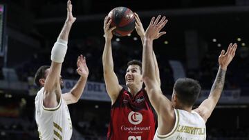 El Casademont Zaragoza y el Real Madrid, durante un partido de la Liga ACB