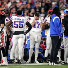 Damar Hamlin in critical condition: live updates | Buffalo Bills vs Cincinnati Bengals game suspended | NFL Week 17