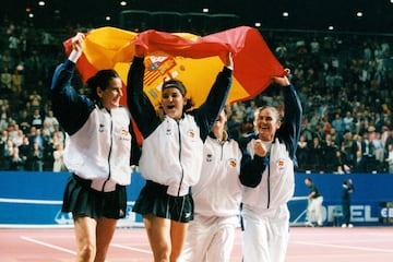 Conchita y Arantxa celebran el título de 1998 en el Palexpo de Ginebra. 