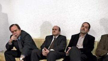 <b>RENUNCIA IRREVOCABLE. </b>Pardeza, sentado al lado de Bandrés y Agapito, abandonó ayer el Real Zaragoza.