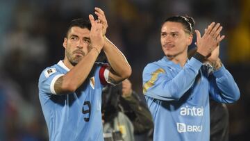 Uruguay's forward Luis Suarez (L) and Uruguay's forward Darwin Nunez acknowledge the crowd at the end of the 2026 FIFA World Cup South American qualification football match between Uruguay and Bolivia at the Centenario Stadium in Montevideo on November 21, 2023. (Photo by DANTE FERNANDEZ / AFP)