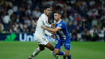 MADRID, 24/09/2024.- El delantero argentino del Alavés, Tomás Conechny (d), se lleva el balón ante el centrocampista inglés del Real Madrid, Jude Bellingham, durante el encuentro correspondiente a la séptima jornada de Laliga EA Sports que Real Madrid y Alavés disputan hoy martes en el estadio Santiago Bernabéu, en Madrid. EFE / Juanjo Martín.