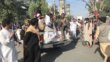 Jalalabad (Afghanistan), 15/08/2021.- Taliban militants patrol after taking control of Jalalabad, in Nangarhar province, Afghanistan, 15 August 2021. The Taliban have reached the outskirts of Kabul, the capital city of Afghanistan, where the Afghan govern