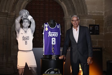 Joe Arlakas se alza en su honor antes de la ceremonia.