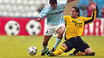 <B>LA LUCHA DE GUSTAVO LÓPEZ</b>. El argentino, como todo su equipo, puso muchísimo trabajo para acabar derrotando al Alavés.