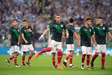 Rogelio Funes Mori hace el calentamiento previo de la Selección Mexicana.