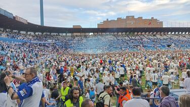 Miles de aficionados invaden el campo en busca de un último recuerdo. 