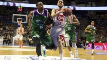 Will Thomas intenta defender la entrada de Joan Sastre.