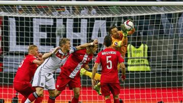 Germany&#039;s Bastian Schweinsteiger (L) attacks Poland&#039;s goalkeeper Lukasz Fabianski (R) during their Euro 2016 qualification match in Frankfurt, Germany, September 4, 2015. REUTERS/Ina Fassbender  