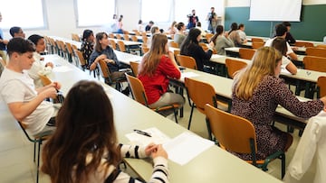 Estudiantes se examinan durante el primer día de las pruebas de la Evaluación del Bachillerato para el Acceso a la Universidad (EBAU), en la Universidad de Cantabria, a 5 de junio de 2024, en Santander, Cantabria (España). Un total de 3.186 estudiantes matriculados en Cantabria en la Evaluación de Bachillerato para el Acceso a la Universidad (EBAU) en la convocatoria ordinaria se examinan a partir de hoy y hasta el viernes 7, en las 14 sedes en que se celebra, incluidos los nueve centros de la Universidad de Cantabria (UC). Se trata de 3.059 estudiantes de Bachillerato, procedentes de 57 institutos y colegios y 127 alumnas y alumnos de Ciclos Formativos de Grado Superior.
05 JUNIO 2024;SANTANDER;CANTABRIA;ESTUDIANTES;EBAU
Juanma Serrano / Europa Press
05/06/2024