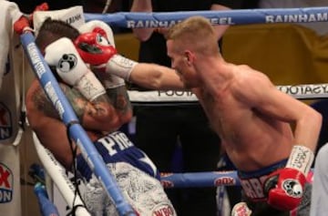 El puertorriqueño Orlando Cruz recibe un golpe antes de ser noqueado por el británico Terry Flanagan durante el combate el título de peso ligero de la WBO disputado en Cardiff.