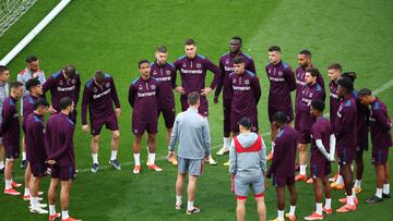 Xabi Alonso se dirige a sus jugadores durante el entrenamiento de ayer.