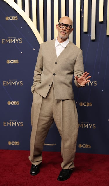 Jon Gries posa en la alfombra roja de los Premios Emmy 2025 celebrados en California.