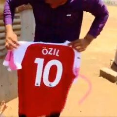 Mesut Özil envía una camiseta del Arsenal a un niño de Kenia que le conmovió