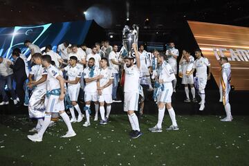 La fiesta continuó en el Bernabéu.
 