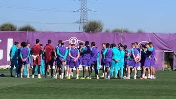 Entrenamiento del Real Valladolid. Escribá hablando con el grupo.