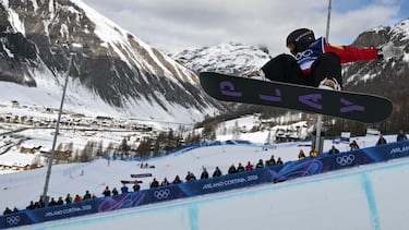 Queralt Castellet compite durante la segunda ronda de calificación de snowboard halfpipe en los Juegos Olímpicos de Invierno de Milán-Cortina 2026.