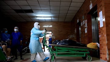 IQUITOS, PERU - MAY 04: Corpses of victims of COVID-19 are taken towards the mortuary refrigerator at Felipe Arriola Iglesias hospital on May 04, 2020 in Iquitos, Peru. Iquitos, capital city  of the largest province of Peru, is about to collapse due to the increasing number of cases of COVID-19 in the region.  (Photo by Getty Images/Getty Images)