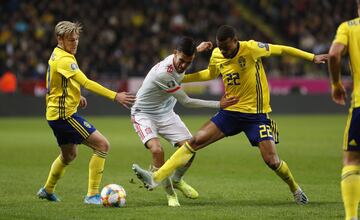 Dani Ceballos entre Emil Forsberg y Robin Quaison.