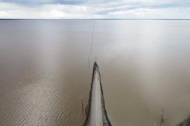 El agua llena el lecho del lago Tulare, un lago de agua dulce en el sur del Valle de San Joaquín, California. 
